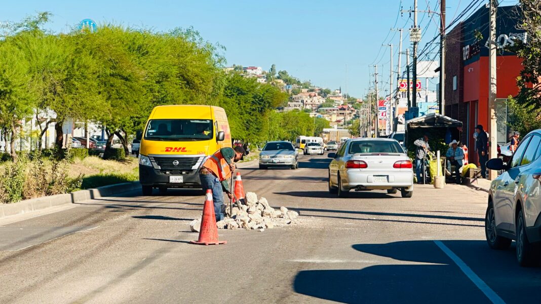Realizan mantenimiento en la calle Ruiz Cortines