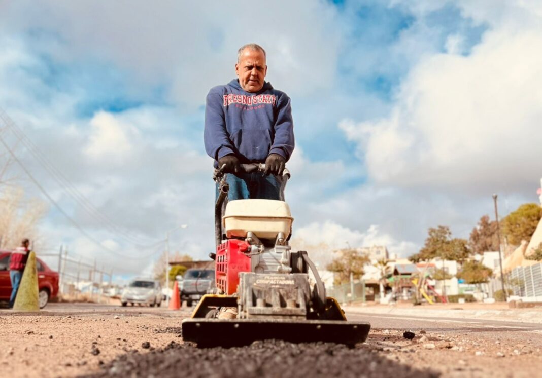 REALIZA OBRAS PÚBLICAS TAREAS DE BACHEO EN DIVERSASVIALIDADES