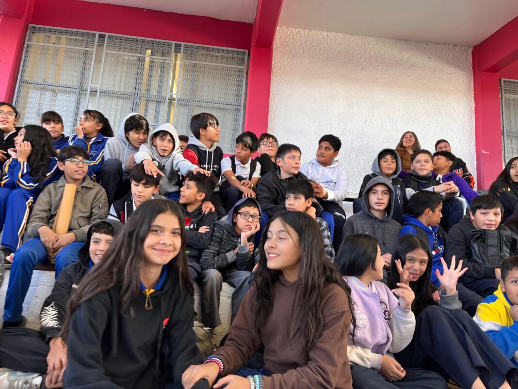 Llevan a estudiantes juegos de basquetbol sobre silla de ruedas