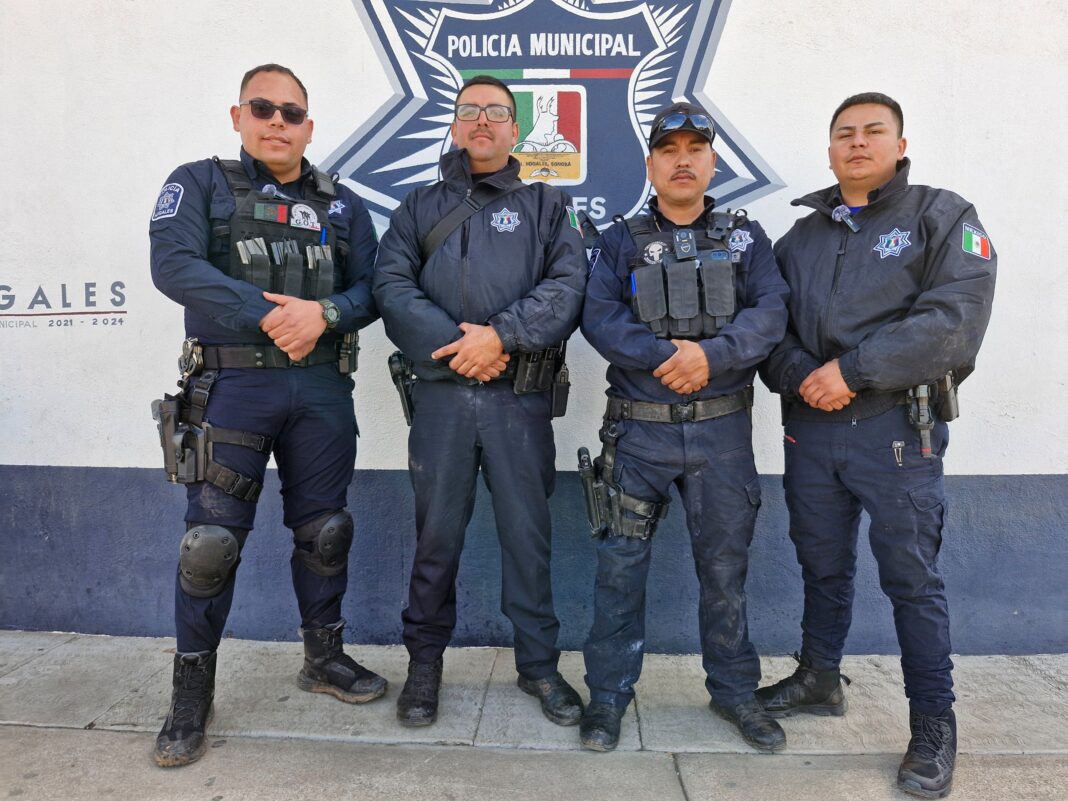 Reconoce Alcalde a policías que salvaron a una familia