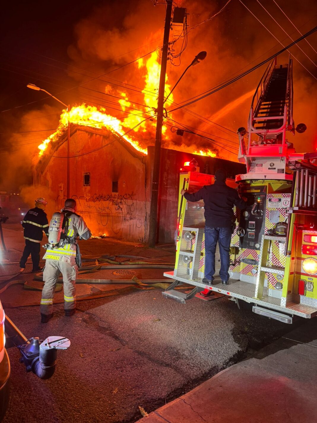 Controlado y sin personas lesionadas incendio en edificio abandonado, se activa protocolo binacional