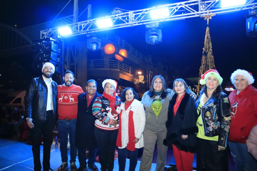 Celebran cientos de nogalenses el Encendido del Árbol 2025
