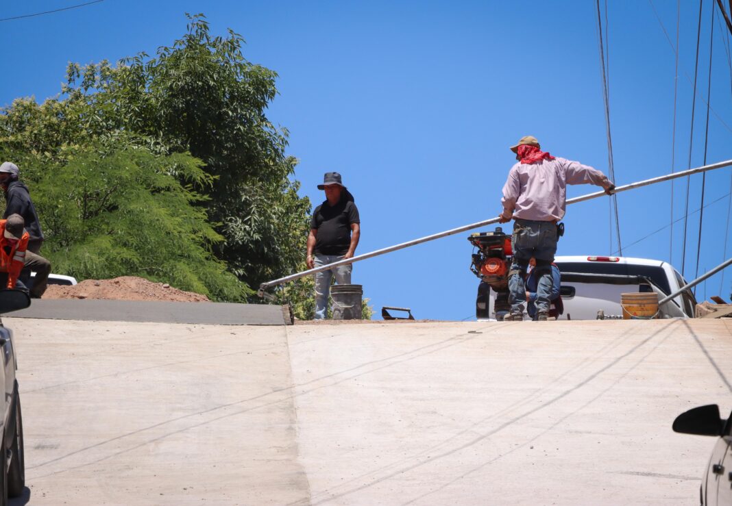 Supervisa alcalde avance pavimentación en Lomas de Nogales II