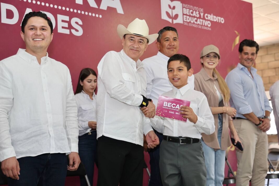Gobernador Durazo acerca gobierno, becas y apoyos a comunidades del noroeste de Sonora