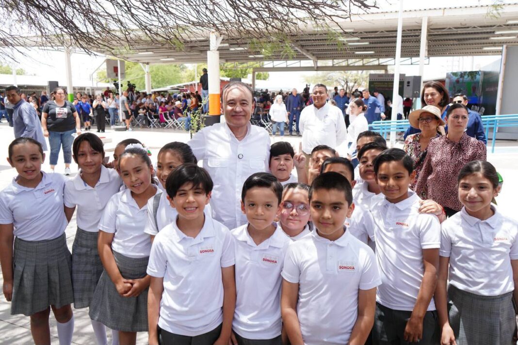 Arranca Gobernador Durazo entrega de más de 109 mil uniformes escolares gratuitos en Hermosillo