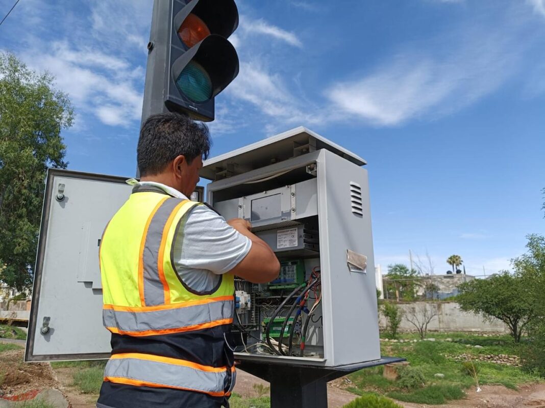 Refuerzan atención a semáforos por temporada de lluvias